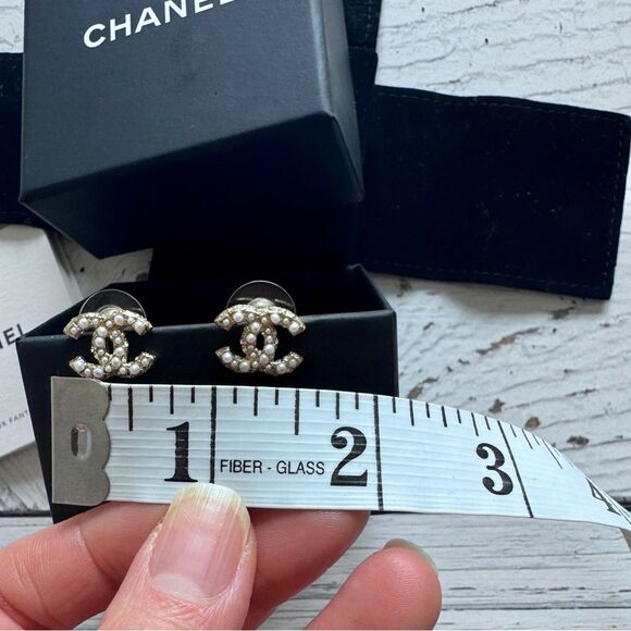 CHANEL Iconic CC Gold Earrings - Picture 7 of 8